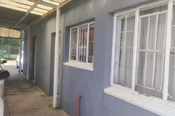 One Bedroom Flatlet to Rent

Lounge 

Kitchen 

Bathroom

R100 Per Person for Water

Pre Paid Electricity

Under Cover ...