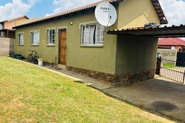 2 bedroom house for sale in duvha!

Features:

2 spacious bedrooms
1 full bathroom
well equipped kitchen
double carport for ...