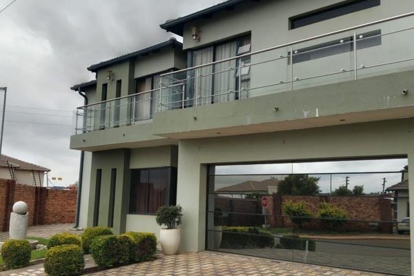 4-Bedroom Home for Rent in Parklands Security Estate, Clayville, Midrand

Experience the perfect blend of luxury, security, and ...