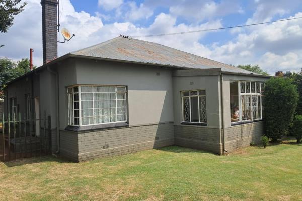 This well-located home offers comfort, space and convenience!
* 4 Bedrooms( Main with ensuite)
* 2 Bathrooms
* 2 Lounges andamp; Dining ...