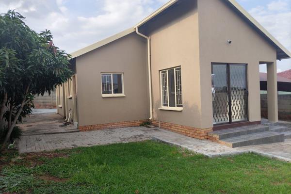 Welcome to this nice and neat 3 bedroom house where style, comfort and convenience come together seamlessly.
The yard is covered and ...