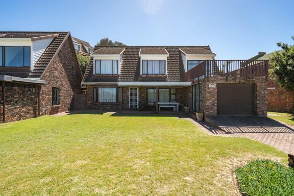 Located in the prime Island Beach area, enough accommodation for family and friends, a ...