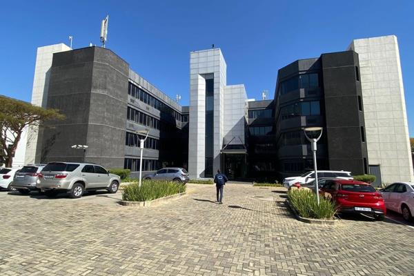 359 Rivonia has this 2nd floor 429 sqm office space available to let. The unit has a ...