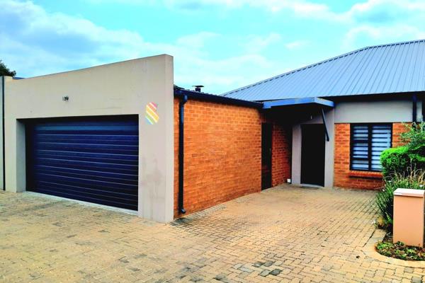 Modern 3 Bedroom in Complex

Open Plan Lounge  and Dining Room - Sliding Door to Patio and built in Braai


Kitchen with Gas Plates ...