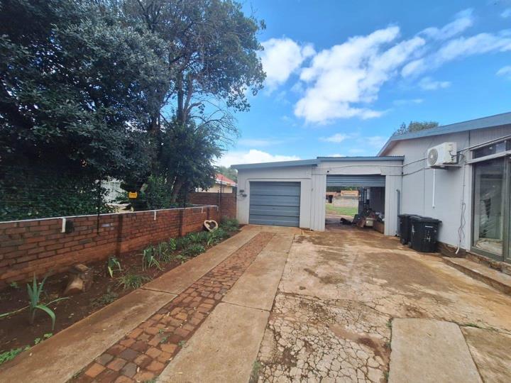 3 Bedroom House for sale in Strubenvale - P24-115778263