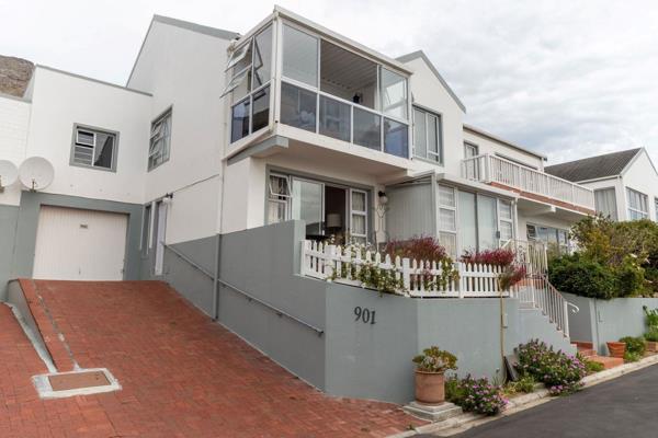 Compact and beautifully furbished one bedroom ground floor apartment with small manageable garden. Lock-up integral automated garage. ...