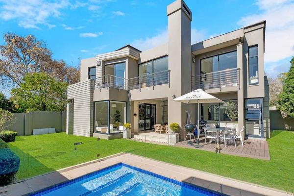 Sheer elegance and sophistication flow throughout this amazing modern double story cluster-styled family home. Perfectly positioned in ...
