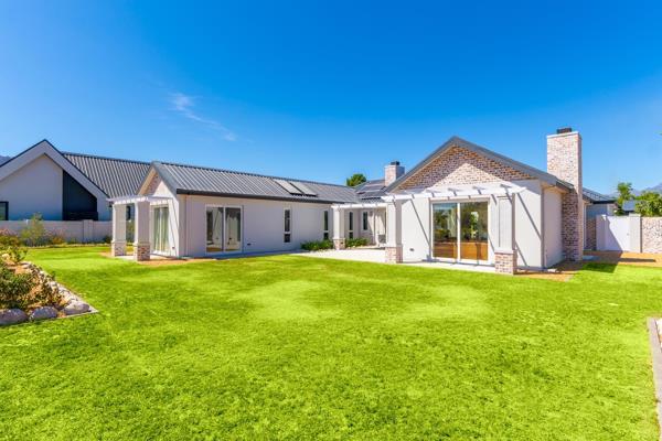 Exclusive Sole Mandate
Nestled in the sought after Reserve neighbourhood of Val de Vie Estate, this modern farmhouse-style residence ...