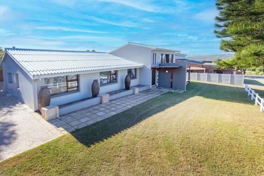 6 Bedroom House for sale in Hartenbos Central