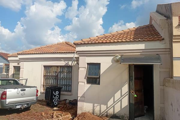 Discover your dream rental in the heart of Leondale Gardens! This breathtaking 3-bedroom home boasts a beautiful Tuscan roof design ...