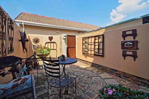 Come and have a look at this 86 square meter unit in a very secure complex in Rietfontein. This complex is walking distance from Moot ...