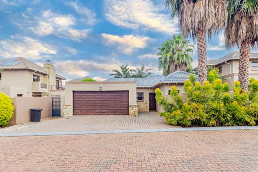3 Bedroom House for sale in Honeydew Manor