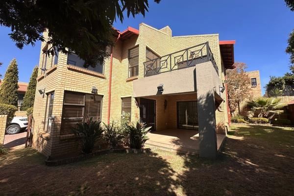 This immaculate freehold (not sectional title)duplex in a complex - cluster - is offering

Upstairs - 4 spacious bedrooms (main with ...