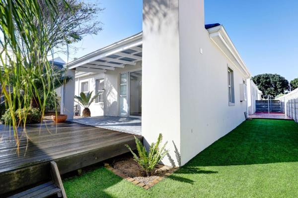 Located at the heart of Sonstraal Heights within the sought-after security complex of King&#39;s Manor, you&#39;ll discover this ...