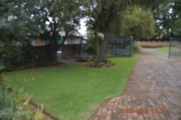 This property offers 2 bedrooms, guest shower, and full bathroom, open plan dinning and living room, modern kitchen, gas geyser, 5000l ...