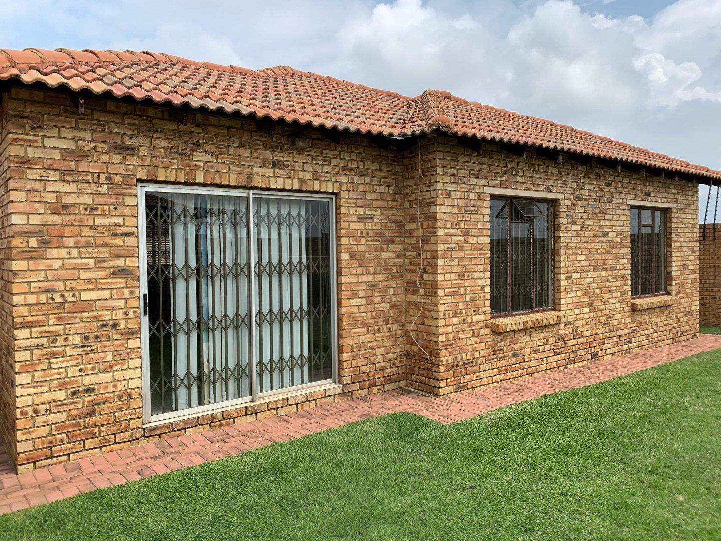 3 Bedroom House for sale in Greenhills P24115818536