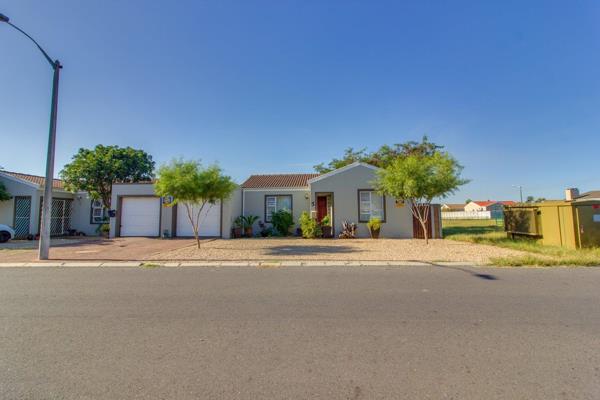 3 Bedrooms with Built in Cupboards 
1 full Bathroom and main en-suite 
Kitchen storage ...