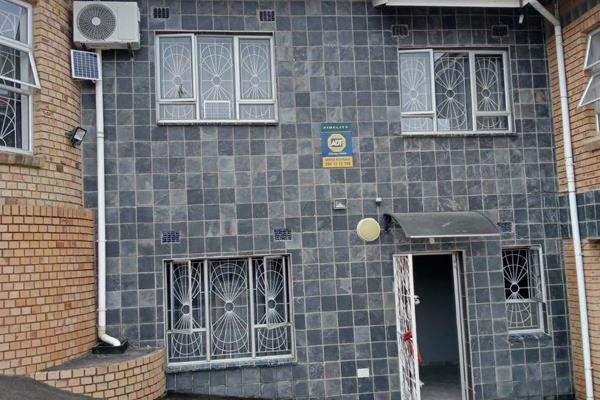 Cozy 1 Bedroom Unit for Rent

R6,000 per month

Located in the desirable area of Newlands West, this charming apartment offers:

- 1 ...