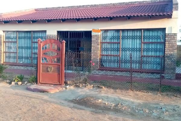 This face-brick property is located in a peaceful neighborhood and sits on a large plot, offering ample space to build additional rooms ...