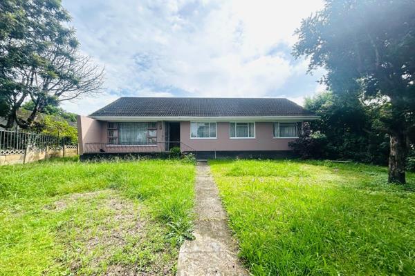 Property is in a huge Erf, as you enter the house on the left is spacious lounge and open dining on the right you will find a very nice ...
