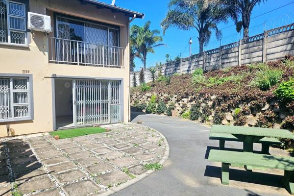 Nestled in a secure, gated complex in the sought-after suburb of Effingham Heights, this delightful double-storey townhouse offers ...