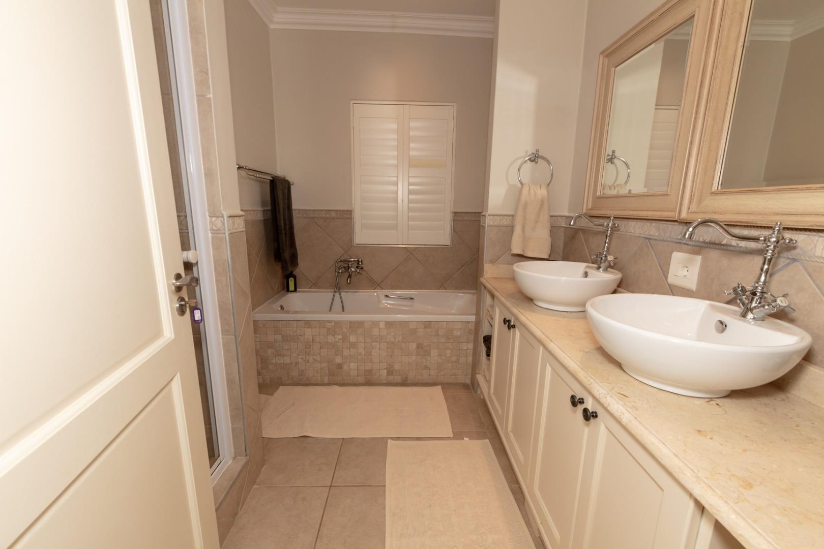 Photo of 5 Bedroom House to rent in Schoongezicht Estate