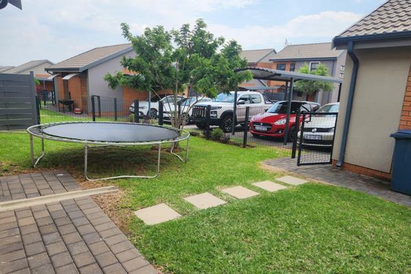 Move into this upmarket estate and enjoy all the amenities offered.  This beautiful and modern home consist of  bedrooms,  bathrooms ...