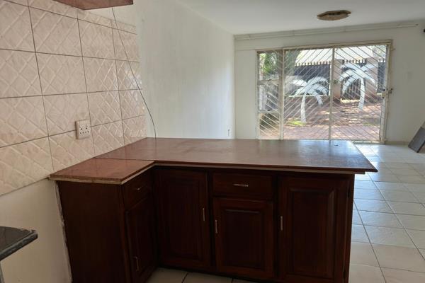 Neat 2 bedroom,1 bathroom duplex near mosque in Erasmia.Open plan living area and kitchen downstairs,two bedrooms upstairs.Large garden ...