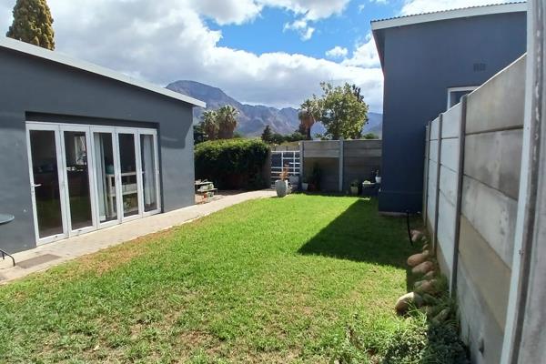 2 Bedrooms with built in cupboards
1 Bathroom 
Lounge 
Kitchen 
Garden 
Garage 
Gas geyser
Gas fireplace  
+- 15Km Outside ...