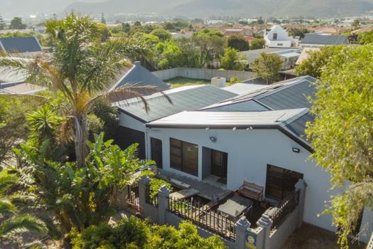 3 Bedroom House for sale in Sandbaai