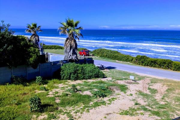 Prime sea front plot with unobstructed ocean views. A quiet tar road separates you from the beach and endless horison


 Ideal location ...
