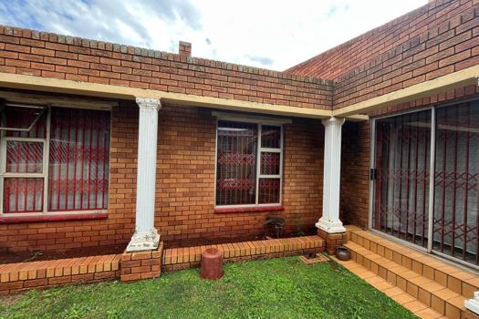 3 Bedroom House for sale in Lenasia South