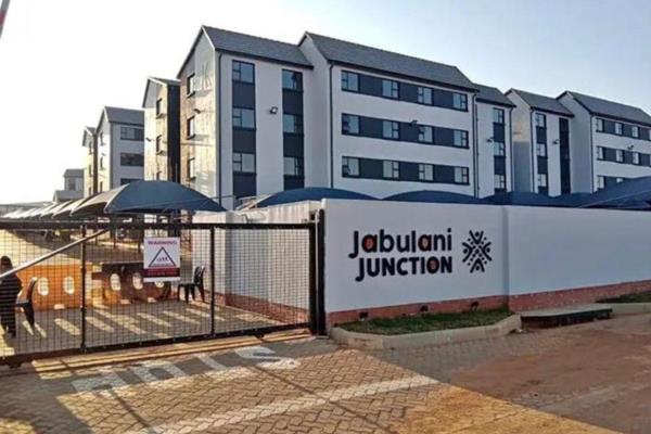 Features
- 2 spacious bedrooms with built-in cupboards
- 1 modern bathroom and toilet
- Open-plan kitchen, lounge, and living area
- ...