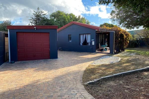 Welcome to this charming starter home with immense potential! 

Please note the house ...