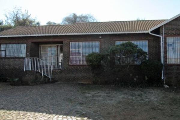 4 bedroom house ,very spacious house ,2 bathrooms ,2 living rooms and kitchen.
with car port, Lapa and patio

 REALMASTERS PROPERTY ...