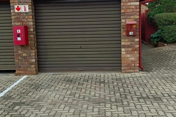 2 bedroom 1 bathroom kitchen lounge braai area garden and garage 
Cats and dogs welcome 
a block from Mall @ reds 