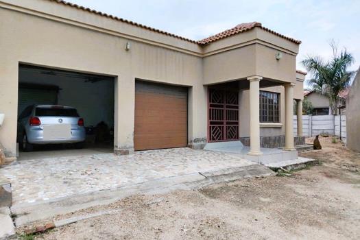 4 Bedroom House for sale in Mahlasedi Park