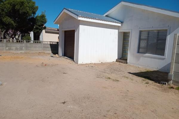 Nestled in the serene suburb of Groenheuwel, Paarl, this modern and stylish home ...