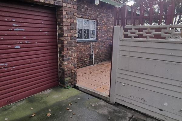 Spacious 2 bedroom townhouse.
Single garage.
Private court yard
Private garden
Open ...