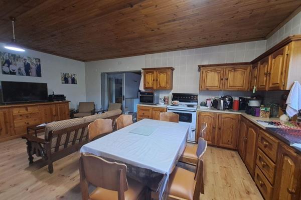 3 Spacious Bedrooms with 3 bathrooms, study and inside braai.
Kitchen with stove.
Lounge and Diningroom.
2 Garages with big ...