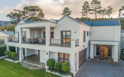 4 Bedroom House for sale in Hemel en Aarde Estate
