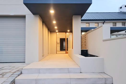 4 Bedroom House for sale in Altona