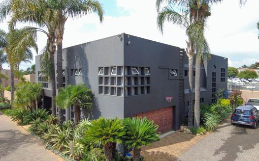 4 Bedroom House for sale in Glen Marais
