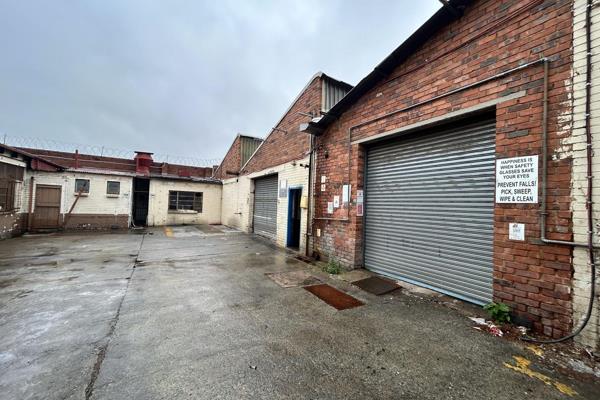 This industrial property in Booysens Reserve offers 850m2 of versatile space on a 991m2 ...