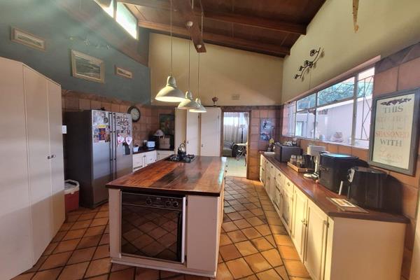 Off the grid property ........
More that you can ask for.......

House with 1 Bedroom flat

Main house 4 bedrooms, 2 bathrooms
Spacious lounge and dining room
Kitchen with gas stove and electric oven
Small pantry
Scullery (solar geyser)

FLATLET :
1 Bedroom ...