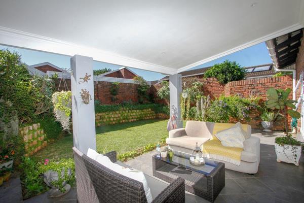 Absolutely gorgeous private unit in small exclusive complex, beautifully presented with lovely tranquil landscaped garden. Three bed, 2 ...