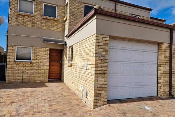 This Duplex offers the following: 

Upstairs 
2 Bedrooms that share a bathroom with a ...