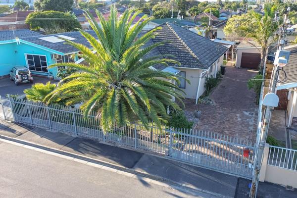 This stunning Home offers the following:
3 Bedrooms (With Built in Cupboards)
1 Full ...