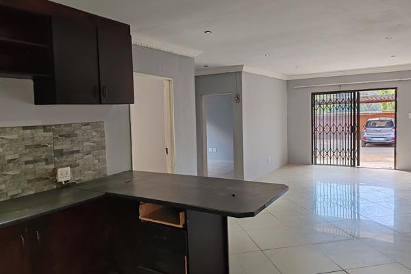 This neat and well-maintained 2-bedroom flat offers comfortable living in a convenient location. Featuring an open-plan kitchen and ...