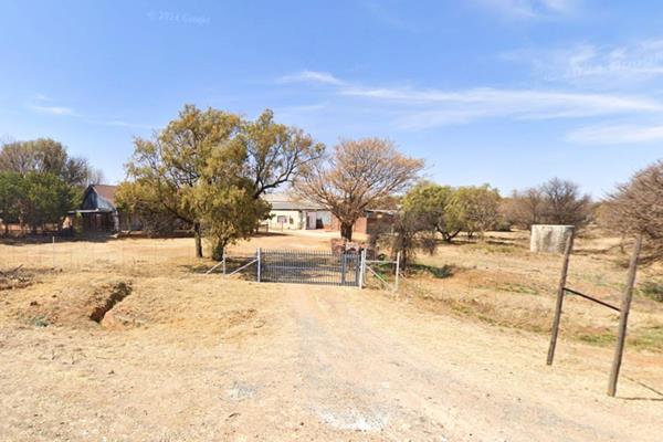 Calling All Entrepreneurs and Investors! Unlock the potential of this versatile property, located just a stone&#39;s throw from ...